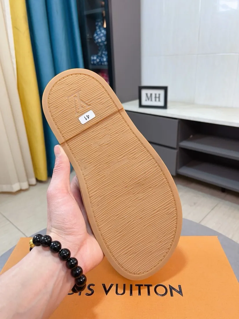 Ex-factory price 360🌹🌹 (lv-Louis Vuitton) New men's slippers, high-end boutique, exquisite embossed logo decoration on the upper, fine workmanship, super soft soles, casual, loose and comfortable, a must-have in summer! \nsize：38-44